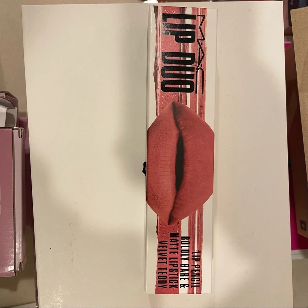 New in Box Mac Lip Duo: Lip Pencil Boldly Bare & Matte Lipstick Velvet Teddy